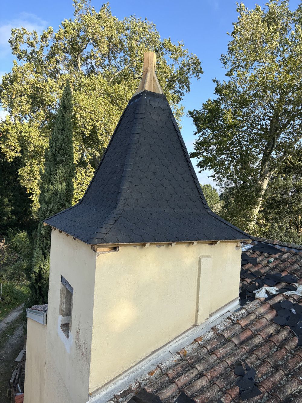 Détail  étanchéité des raccords de toiture — Ariège ( 09 )