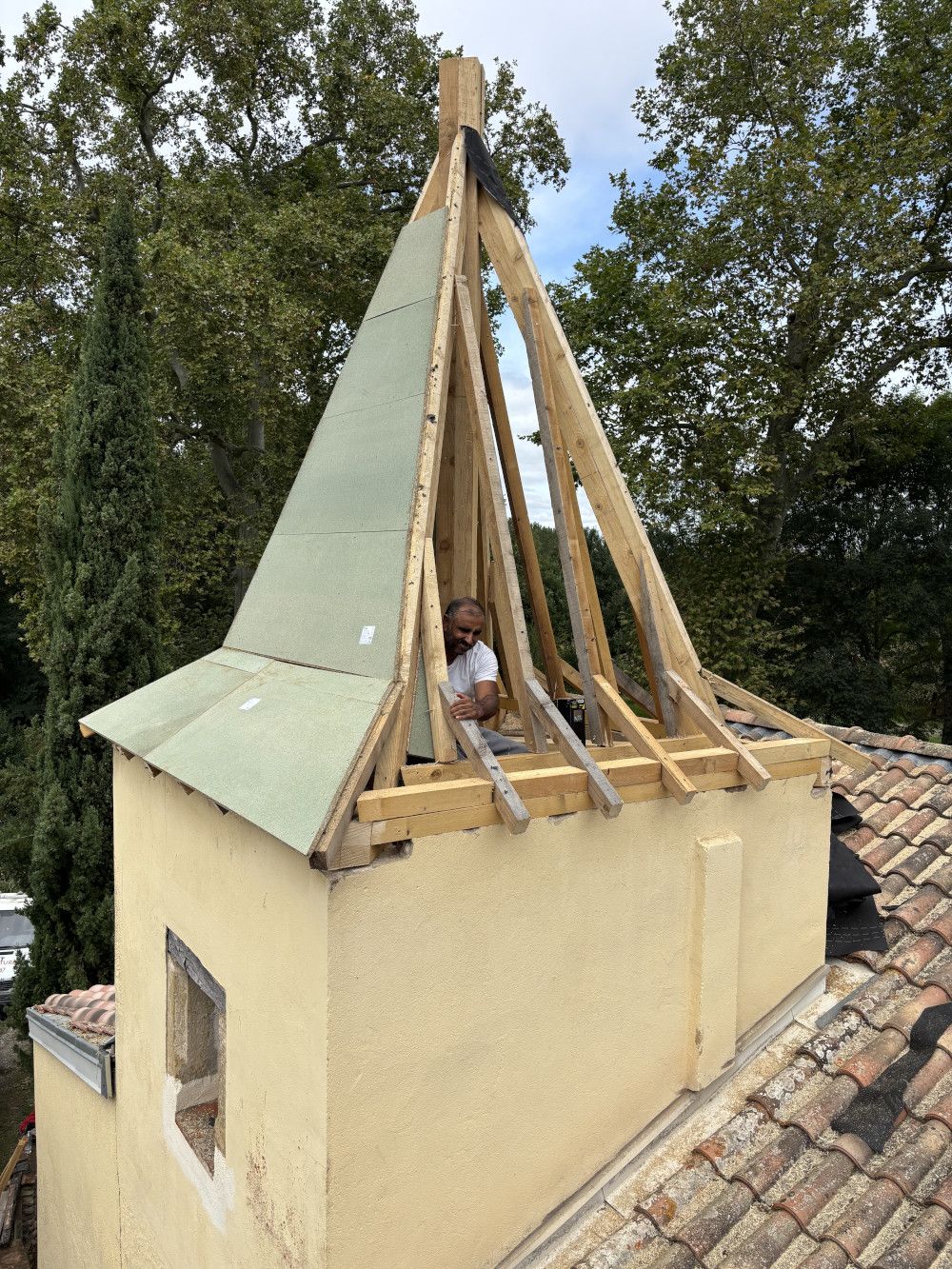 Liteaunage réglé au cordeau avant couverture — Pamiers  Pose des tuiles terre cuite rang par rang — Ariège ( 09 )
