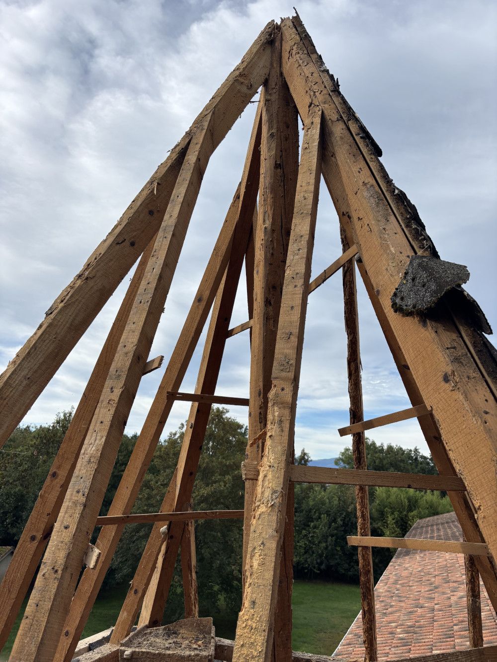 Dépose de l’ancienne couverture en tuiles, évacuation des gravats — Ariège ( 09 )