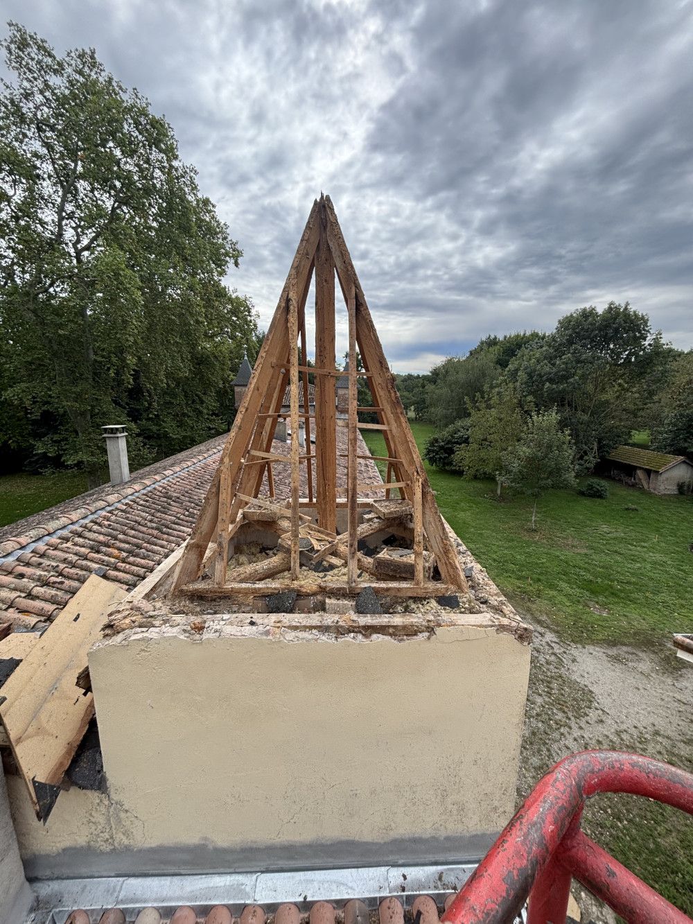 Remplacement des pannes et chevrons, traitement fongicide de la charpente — Ariège ( 09 )